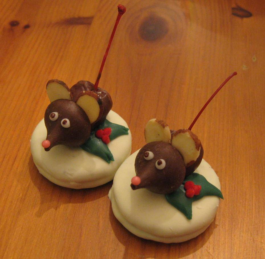 Christmas Mouse Cookies
 Pluff Mudd Studio December 2010