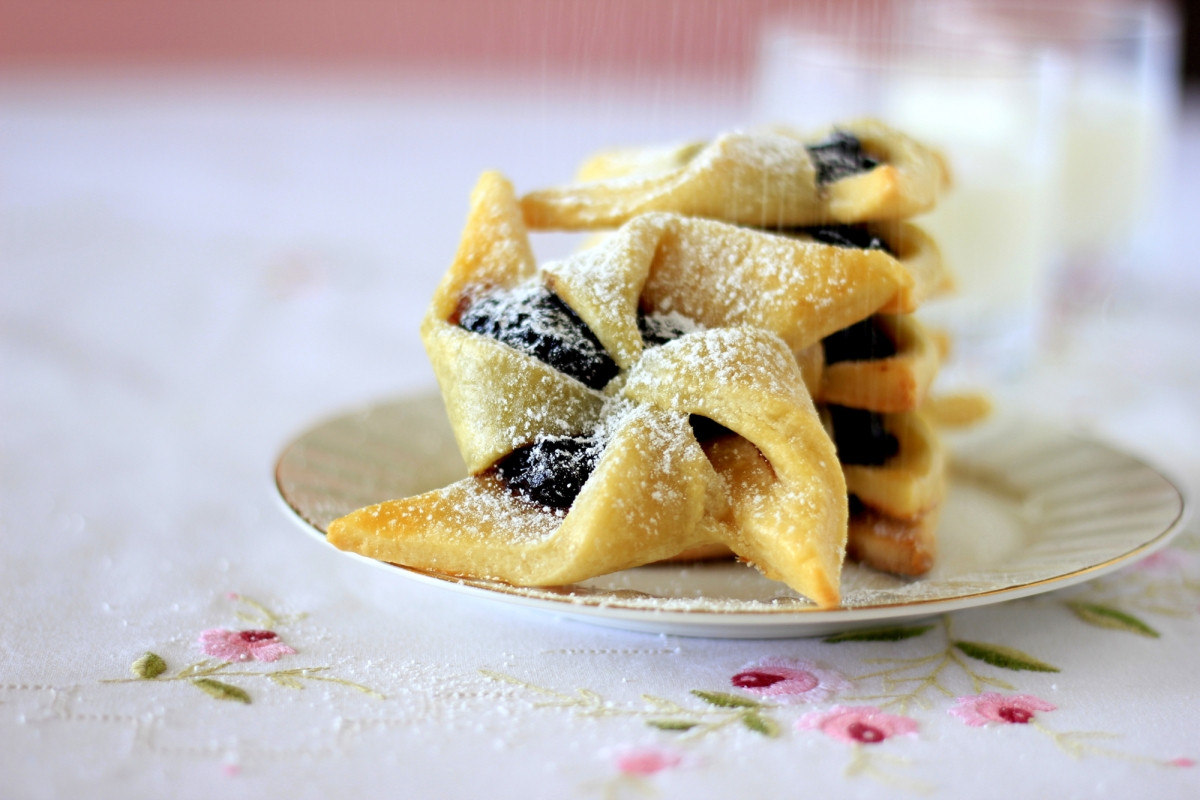 Finland Christmas Cookies
 Joulutorttu – Finnish Christmas Jam Tarts cake crumbs