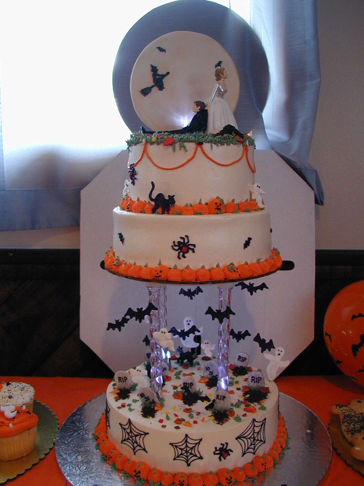 Halloween Cakes Pictures
 Halloween Wedding Cake Cake Idea Red Velvet