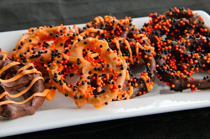 Halloween Chocolate Covered Pretzels
 DIY Halloween Chocolate Covered Pretzels