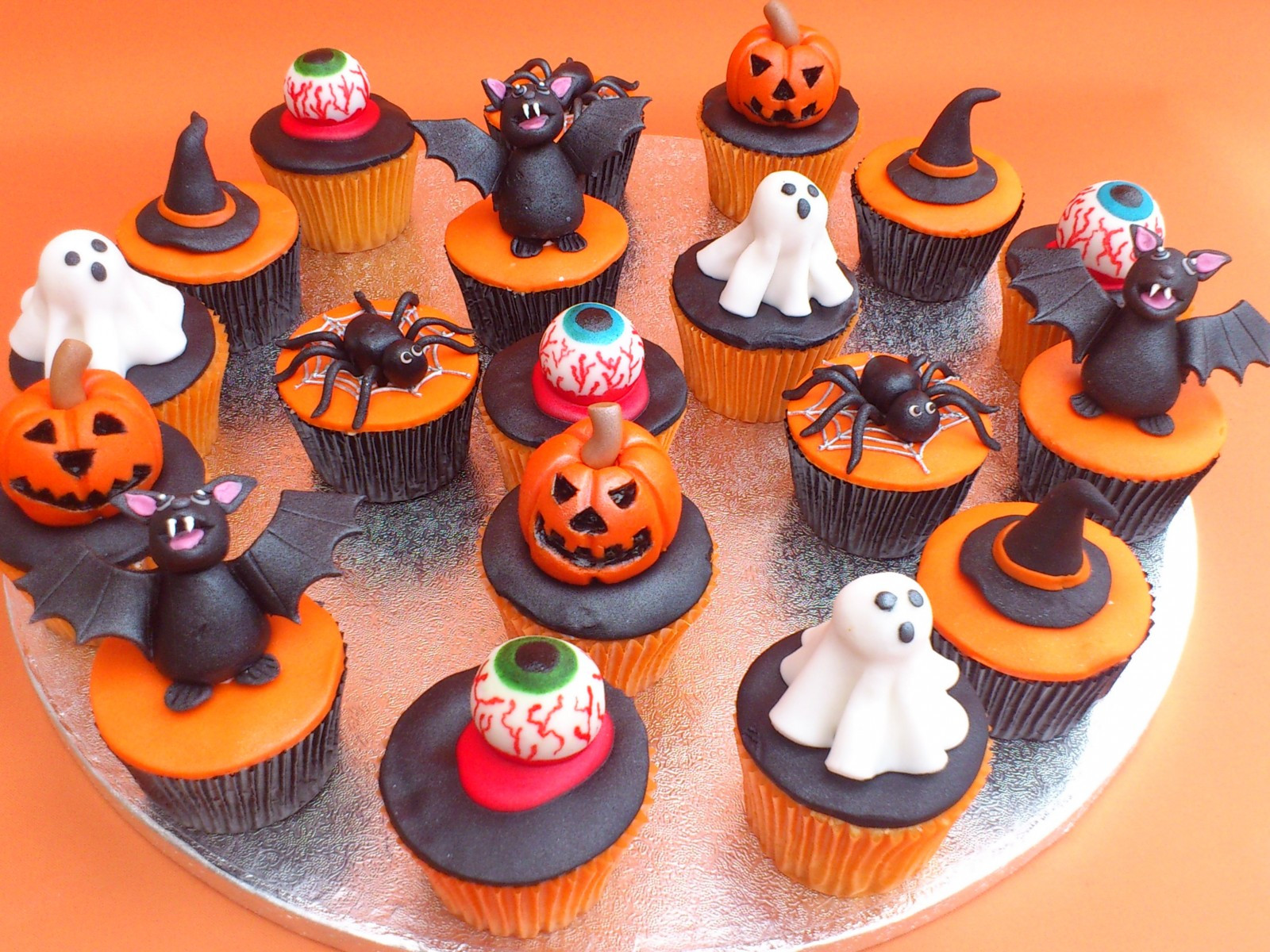 Halloween Cupcake Cakes
 Recipes for Halloween Cupcakes Cookies Punch Cakes with