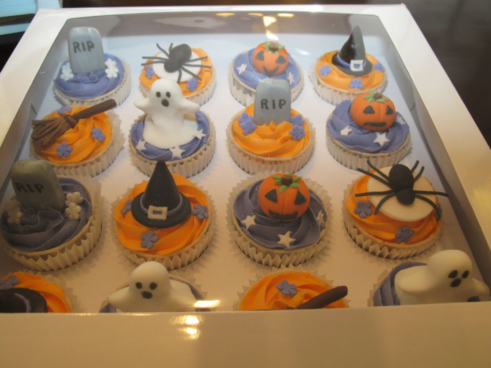 Halloween Cupcakes Cake
 Pink Oven Cakes and Cookies Halloween cupcake ideas