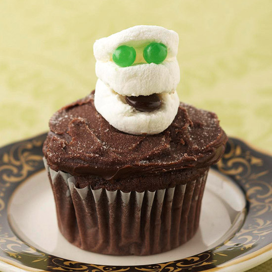 Halloween Cupcakes For Kids
 DIY Food Decorating Halloween Cupcakes with Your Kids