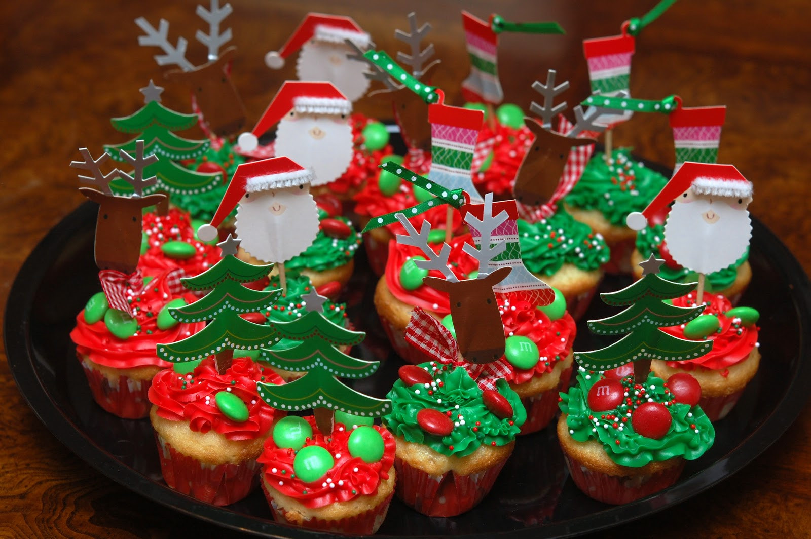 Mini Christmas Cup Cakes
 MINI HOLIDAY CUPCAKES Hugs and Cookies XOXO