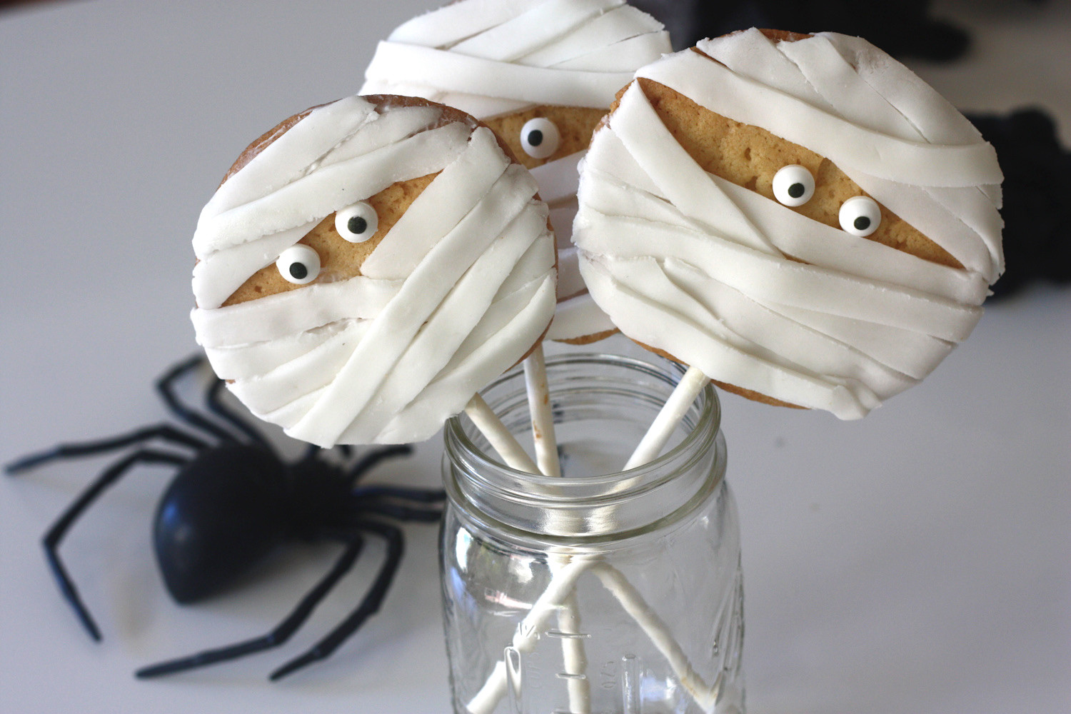 Mummy Cookies For Halloween
 Easy Mummy Cookie Pops DIY