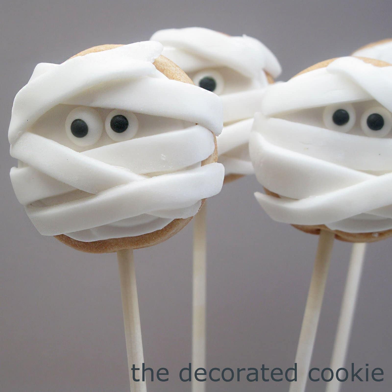 Mummy Cookies For Halloween
 Halloween mummy cookie pops fun food for Halloween