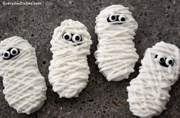 Mummy Cookies For Halloween
 Mummy Halloween cookies recipe Everyday Dishes