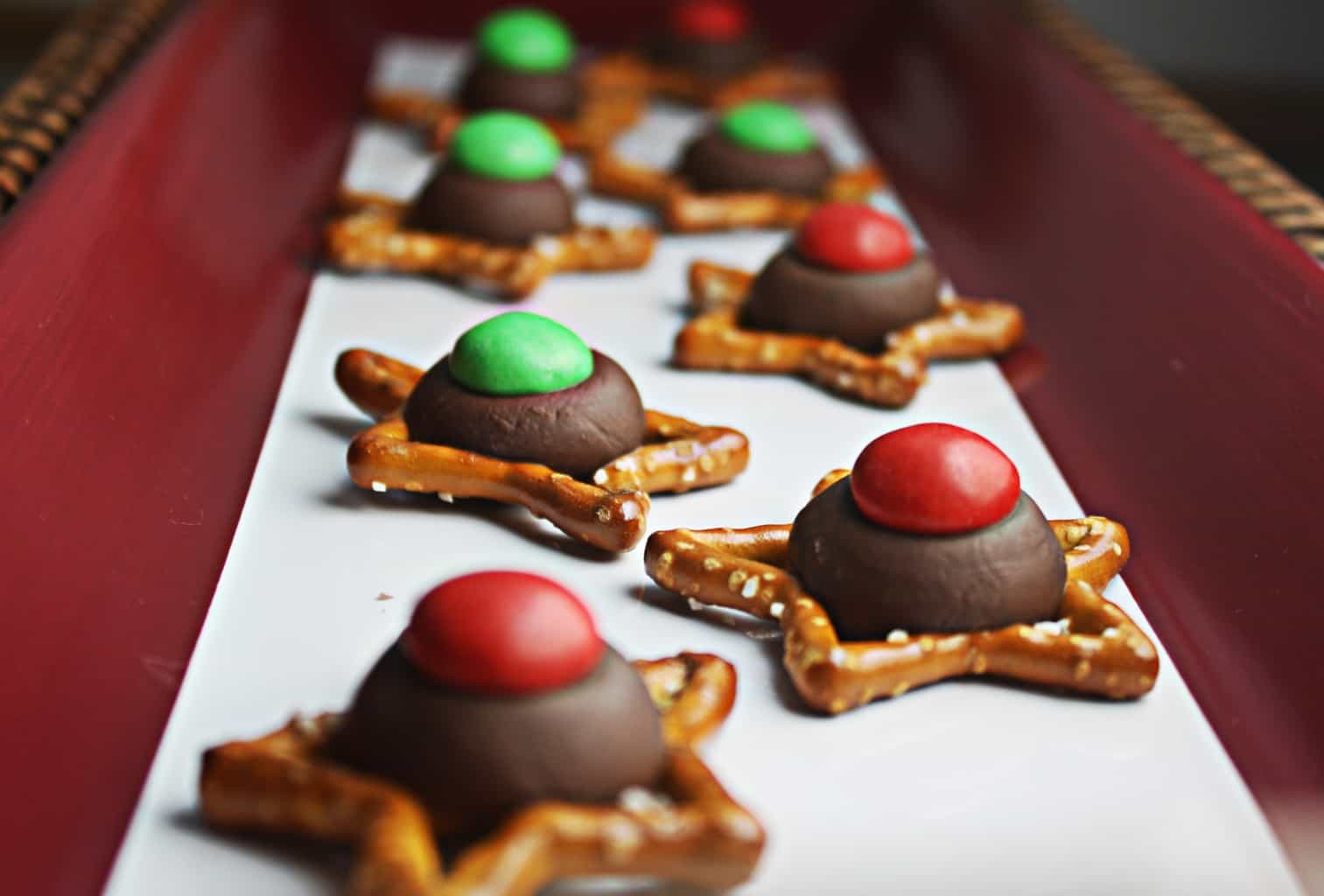 Pretzel Christmas Cookies
 Easy Christmas Cookies with Holiday Pretezels • The Wicked
