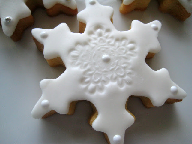 White Christmas Cookies
 Bubble and Sweet White Christmas snowflake decorated